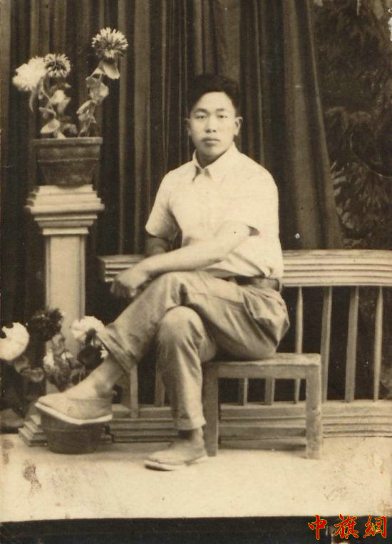 华龙毅1944年夏18岁，摄于延安照像馆。.jpg