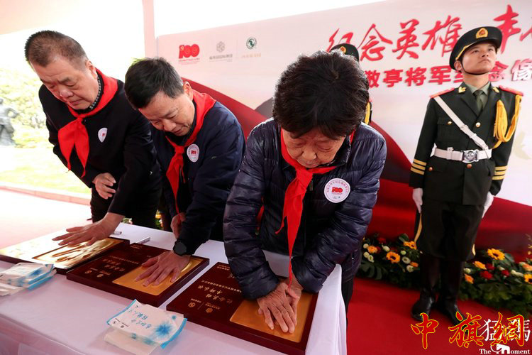 家属及嘉宾代表进行金塑手模留念.jpg