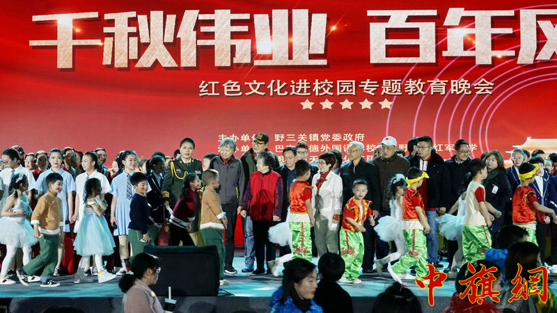 37嘉宾们上台祝贺演出圆满成功.JPG
