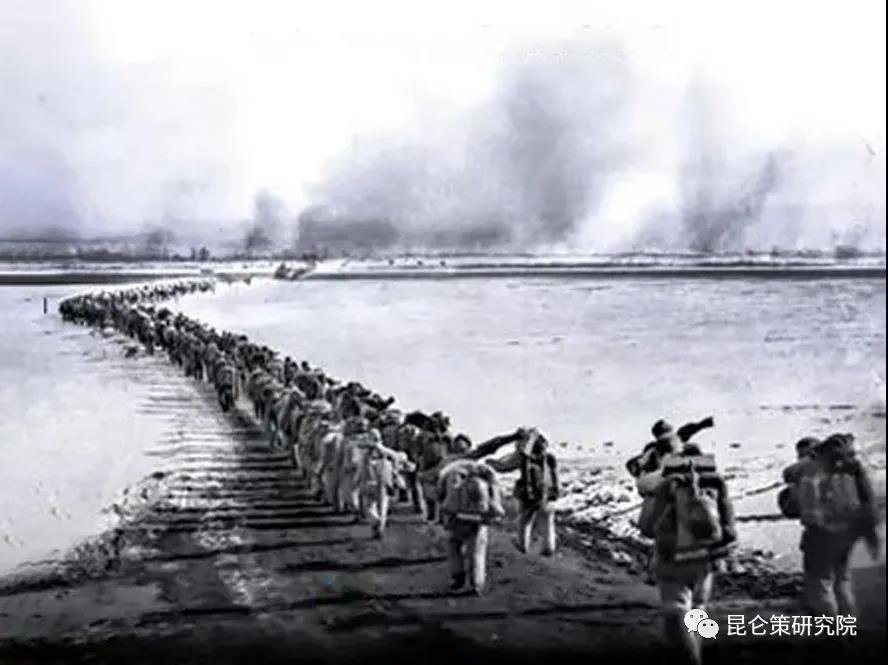 【1950年10月19日，中国人民志愿军6个军共18个师，分别从安东、长甸河口和集安等处跨过鸭绿江，开赴朝鲜战场，拉开了抗美援朝战争的序幕。】.jpg