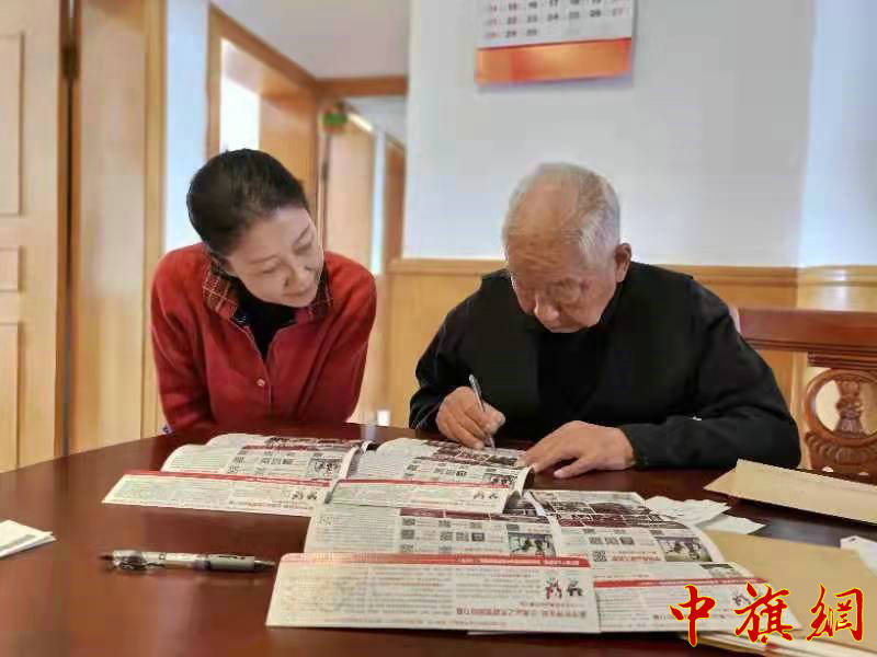 ：在邮简上书写留言（一旁观看的女儿）.jpg