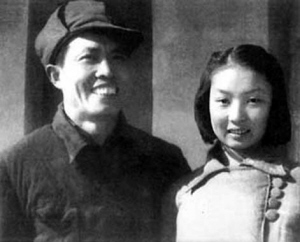 1944年10月，黄华同妻子何理良合影。.jpg
