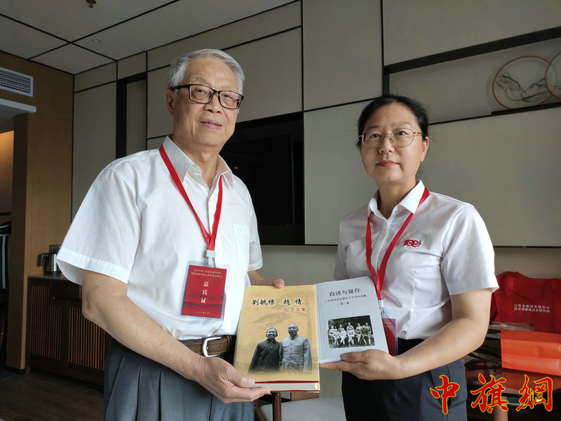 代表两家向《南方红军三年游击战争纪念馆》赵馆长赠书时的照片，赠书有刘毓标家两册、江天辉（也是皖浙赣边老红军）家两册。.jpg