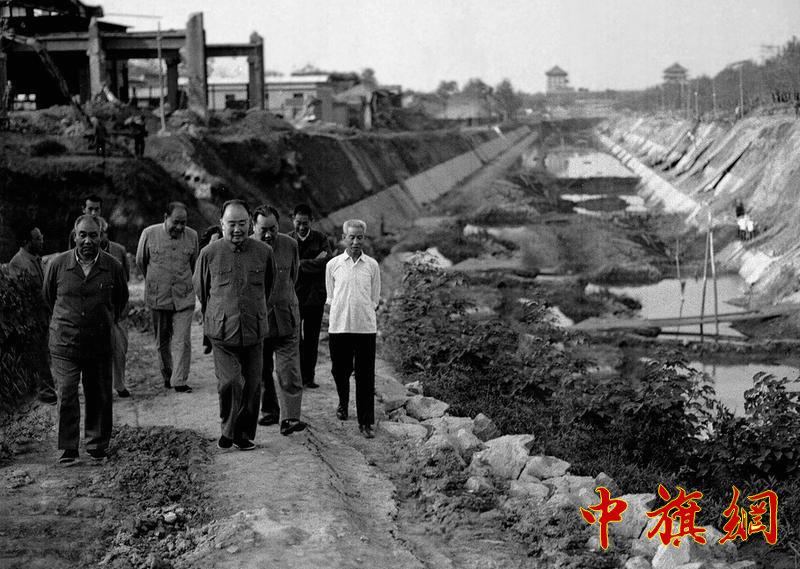 1983年，陕西省委第一书记马文瑞在西安古城墙修复工地考察。.jpg