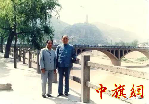 1988年时仼全国政协副主席的马文瑞视察延安大学，看望了自愿来校工作的外国友人并为延大题词：发扬延安精神，办好延安大学，培养出大批建设陕北老区的优秀人才。图为马老与同为老延安的夫人孙铭又回到延安宝塔山下，延水河旁。.jpg
