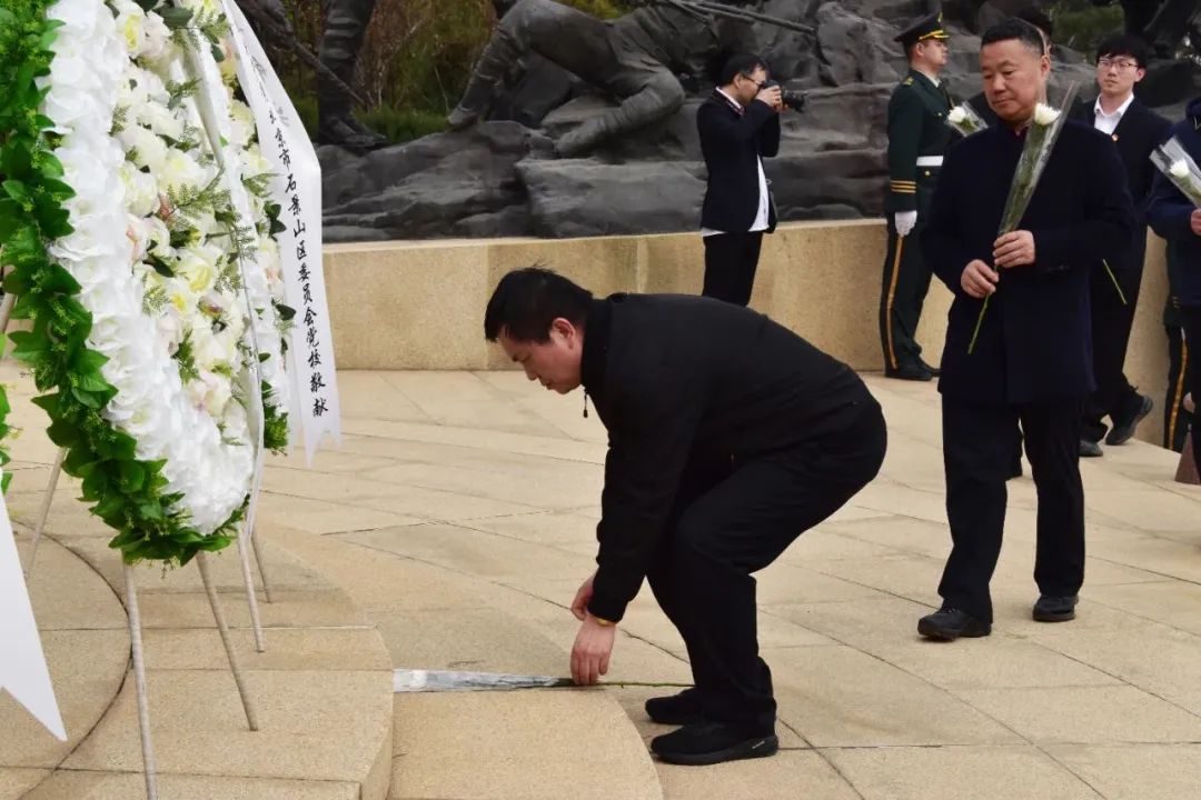 8、中共北京市委党校（北京行政学院）校委委员、二级巡视员刘红雷向革命先烈献花.jpg