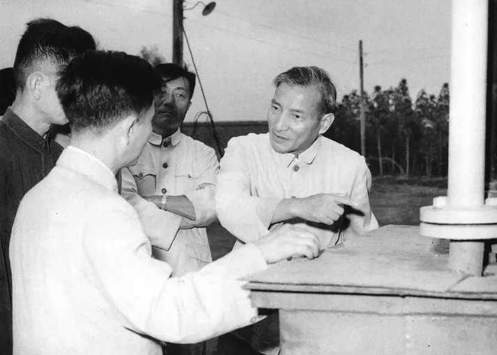 1960年11月，陈云视察济南化肥厂。.png