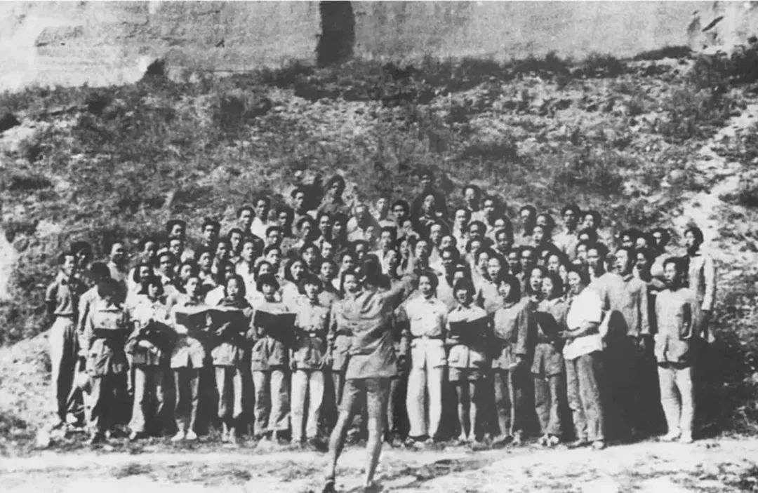 冼星海在指挥演唱《黄河大合唱》。.jpg