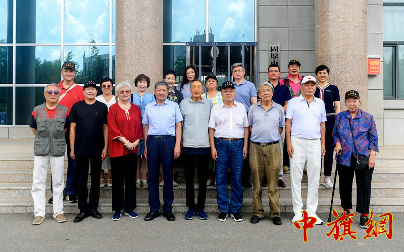 宁夏固原市委滑志敏书记（前排左4）和“红色之旅宁夏行”成员合影。.jpg