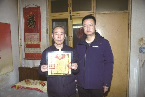 刘伟与柴双成老人的合影.jpg