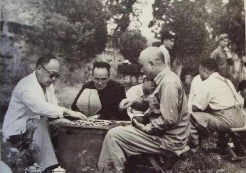 陈毅和邓子辉在十三陵下棋.jpg
