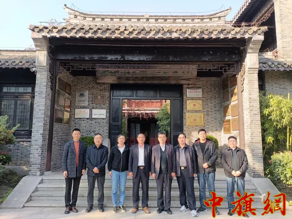 11月6日，考察组一行在苏皖边区政府旧址纪念馆前合影。.jpg