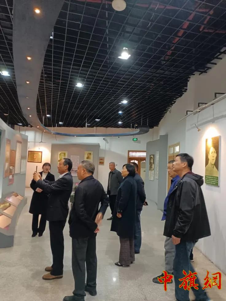 11月5日，泗洪县周凤东副会长陪同参观纪念馆。.jpg