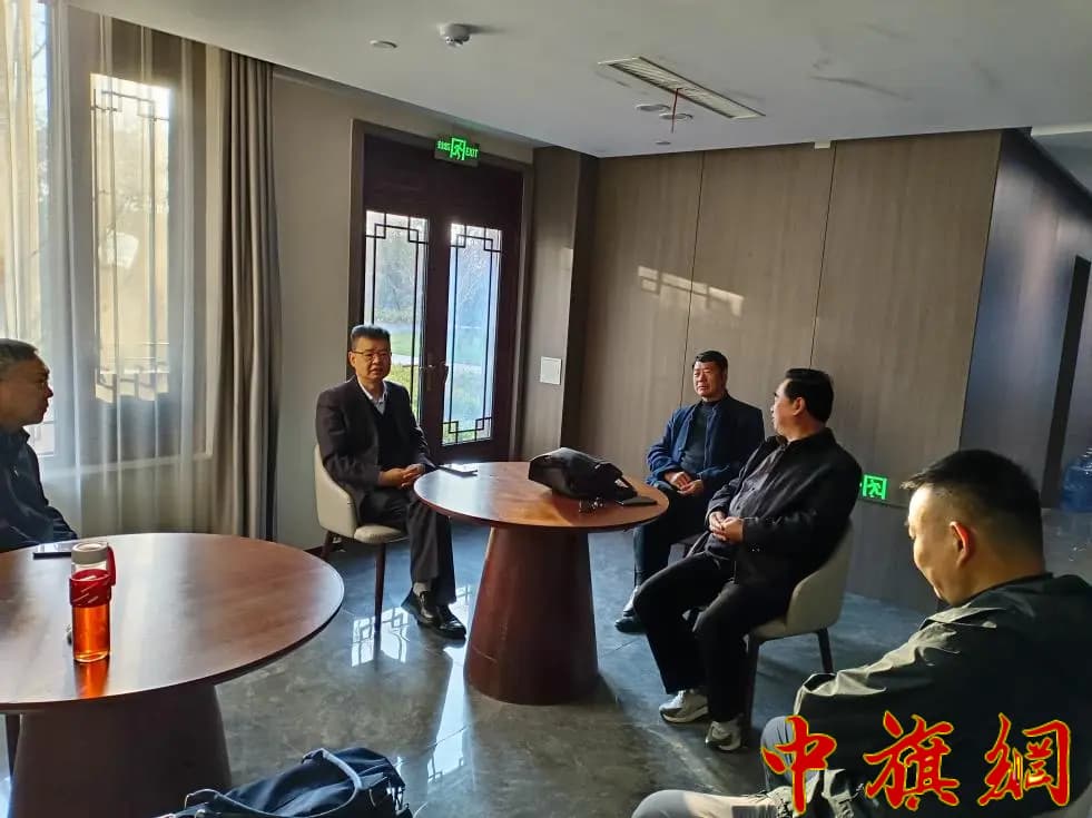 张怀旗秘书长在大王庄干部学院宾馆与王桂一交流，右三为王桂一，左为为张怀旗副秘书长.jpg