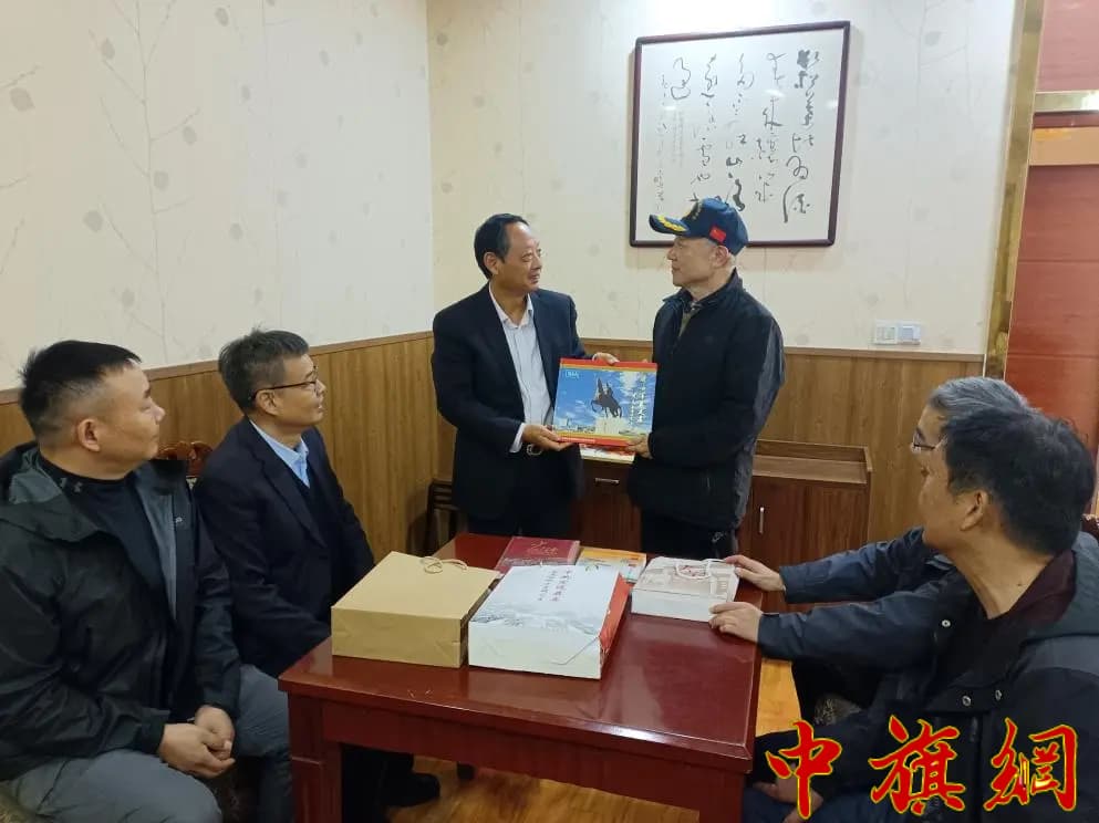定远新研会孟庆报会长与淮安市杨小平副会长互赠书籍.jpg